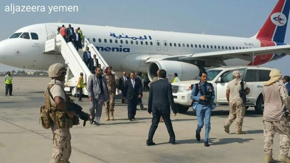 شاهد: لحظة وصول الحكومة اليمنية إلى عدن 