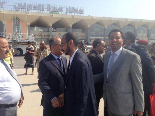 شاهد: لحظة وصول الحكومة اليمنية إلى عدن 