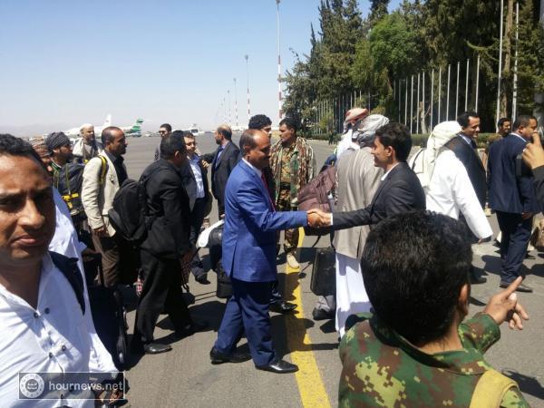عاجل.. بالصور: وفد الحوثيين وصالح يصل إلى العاصمة صنعاء قبل قليل