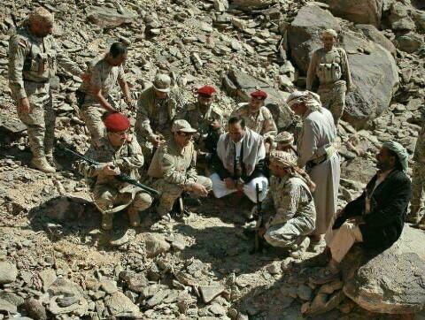 بالصور: علي محسن يجتمع بقيادات عسكرية ومدنية في جبال نهم.. وردود افعال متباينة عليه
