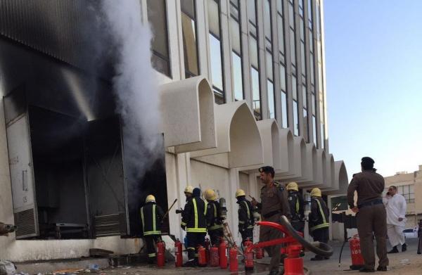 بالصور: حريق بمقر شركة توريد سيارات في جدة يسفر عن اخلاء ربع ألف شخص