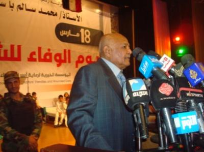 باسندوه يشن هجوماً لاذعاً ضد النظام السابق ويعلن عن تبرع حكومته بـ50 مليون لأسر الشهداء والجرحى(صور)