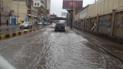 شاهد بالصور: نعمة الله بالأمطار على صنعاء يوم امس