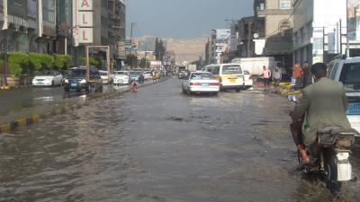 شاهد بالصور: نعمة الله بالأمطار على صنعاء يوم امس