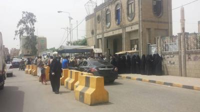 موظفوا امانة العاصمة بصنعاء ينتفضون للمطالبة برواتبهم ويصدرون البيان رقم 4 (صور)