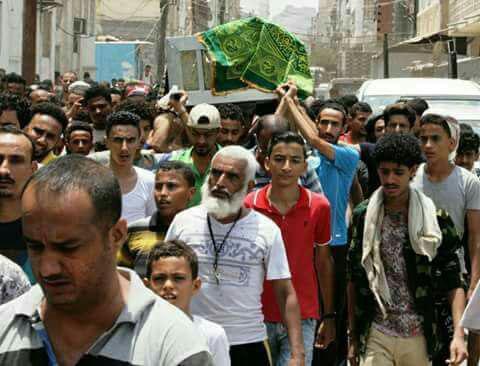 أهالي عدن يشيعون الشاب "عمر حزام" الذي قتل برصاص مسلح بمدينة كريتر (صور)