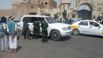 بالصور: أمانة العاصمة تدشن حملة جديدة لنزع السلاح بتواجد امني كبير في الشوارع الرئيسية