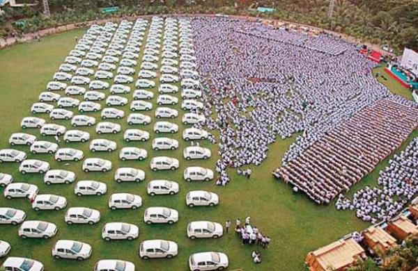 شاهد: ملياردير هندي يوزع 600 سيارة على موظفيه