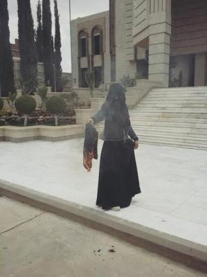 باالصور:يمنية تحرق نقابها أمام مقر الحكومة احتجاجاً على تعسف الحوثيين 