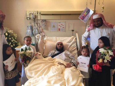 الأمير متعب بن عبدالله يزور الشيخ «القرني» في مستشفى الحرس (صور)