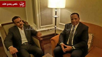اول لقاء يجمع بين مسؤول كبير من الحكومة الشرعية بأحمد علي عبدالله صالح (صورة)