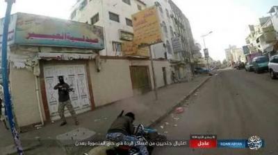 (داعش) ينشر صورا للحظة اغتيال مواطنين اثنين في عدن .. شاهد