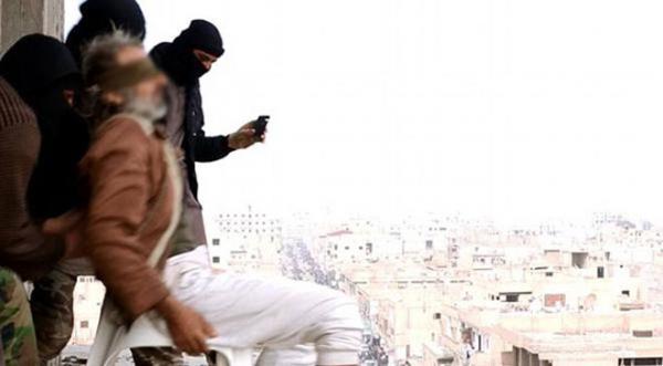 داعش يلقي خمسينيا من الطابق السابع لاتهامه بالشذوذ (صور)