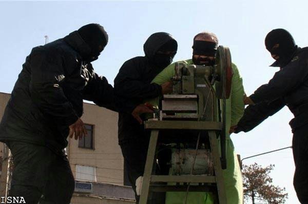 آلة ميكانيكيّة تقطيع أصابع المحكومين في السجون الإيراني.صور.