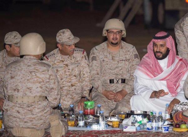 بالصور وزير الدفاع السعودي محمد بن سلمان يتفقد الجيش السعودي على الحدود اليمنية