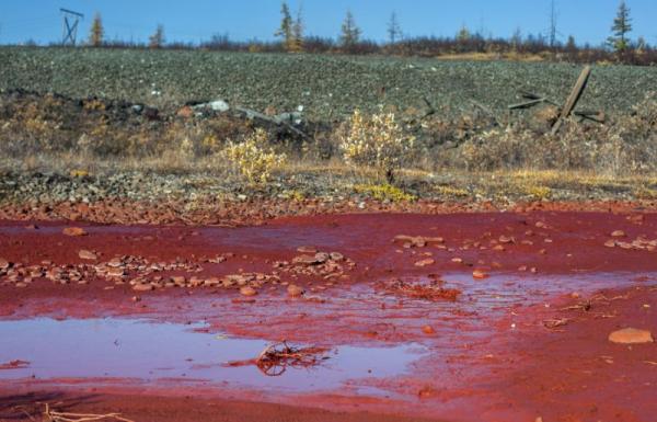 نهر روسي يصيب السّكان بالصدمة بعد تحول لون مياهه للأحمر لسبب غير معروف «صور»