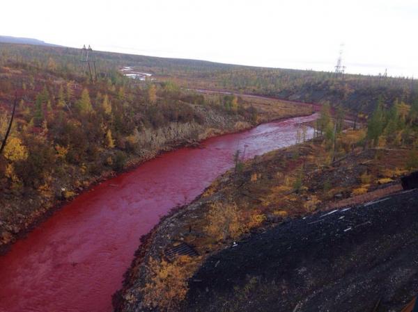 نهر روسي يصيب السّكان بالصدمة بعد تحول لون مياهه للأحمر لسبب غير معروف «صور»
