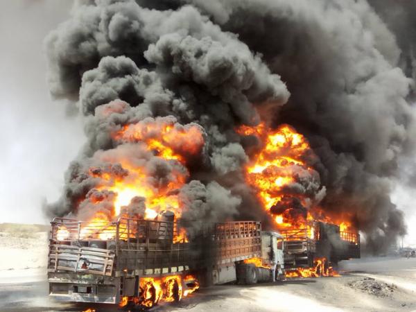 حريق هائل يلتهم شاحنتين بمدخل مدينة مأرب ومصدر أمني يوضح الأسباب "صورة"
