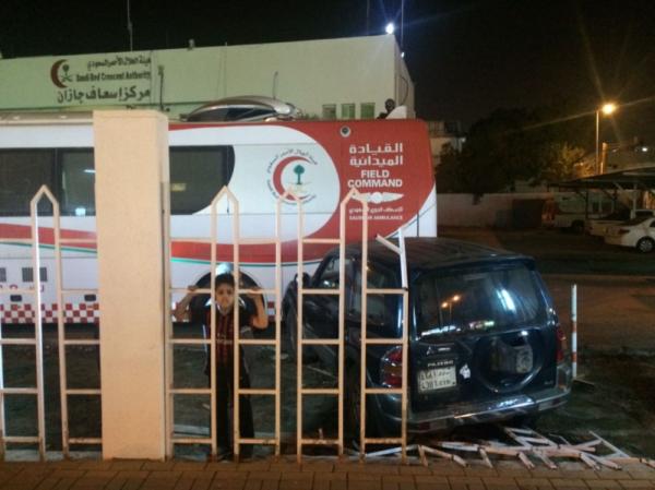 سيارة تقتحم مبنى فرع هيئة الهلال الأحمر بجازان السعودية (صور)