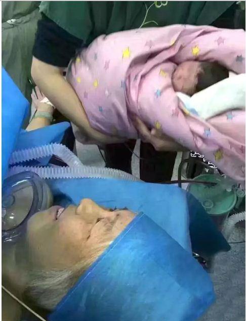 صينية تنجب طفلا وعمرها يبلغ 64 عامًا  (صور)