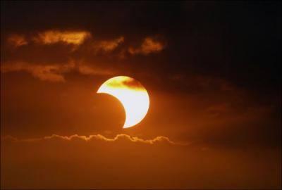 عاجل : بداية كسوف الشمس الذي يشهده العالم كل 500 عام 