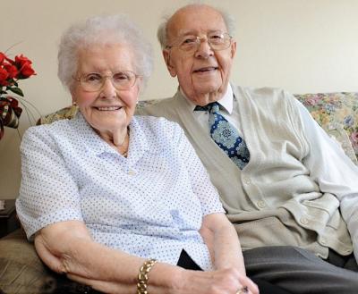 زوجان يحتفلان بمرور 75 عاماً على زفافهما