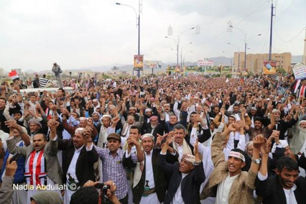 رفعوا علم اليمن عاليا .. حشود مليونية رفضا لارهاب جماعة الحوثي ودعما للاصطفاف الوطني ( صور ) 