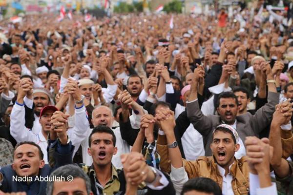 رفعوا علم اليمن عاليا .. حشود مليونية رفضا لارهاب جماعة الحوثي ودعما للاصطفاف الوطني ( صور ) 