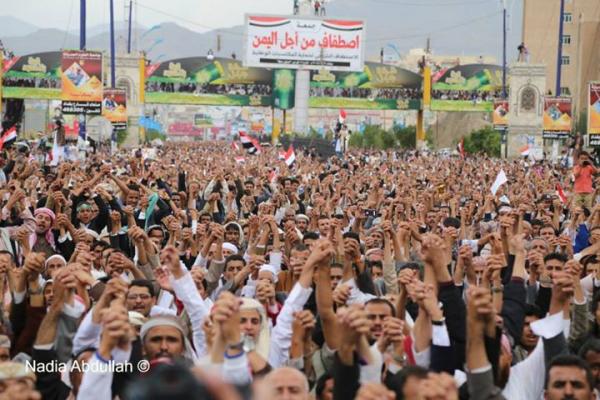 رفعوا علم اليمن عاليا .. حشود مليونية رفضا لارهاب جماعة الحوثي ودعما للاصطفاف الوطني ( صور ) 