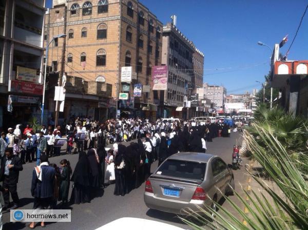 بسبب توقف الدراسة بمدارس إب : شباب من اجل اليمن تنفذ وقفة احتجاجية امام مبنى المحافظة (صور)