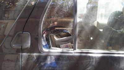 في سلسلة اعتداءات متكررة على الاعلاميين : مجهولون يعتدون على سيارة مراسل تلفزيون الجزيرة في صنعاء حمدي البكاري ( صورة) 