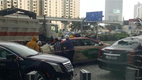 سقوط رافعة في دبي يحرق 3 سيارات (صور)