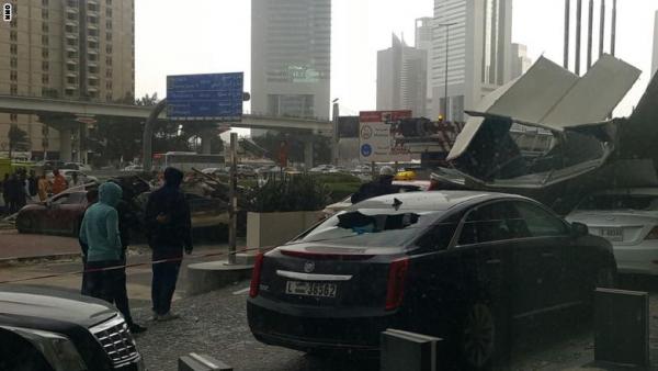 سقوط رافعة في دبي يحرق 3 سيارات (صور)