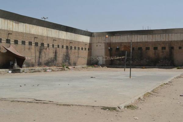 اليمن : وزير الداخلية بحكومة الإنقاذ يكلف لجنة للتحقيق بأحداث السجن المركزي بصنعاء (صور جديدة)