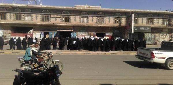  اليمن : مظاهرة نسائية  لمعلمات ذمار اليمنية للمطالبة بصرف المرتبات (صور)