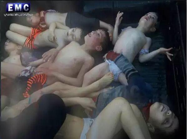 مجزرة كيماوية في سوريا .. مشاهد صادمة لعشرات المدنيين ماتوا اختناقاً بقصف جوي من قوات الأسد على خان شيخون (فيديو+صور)