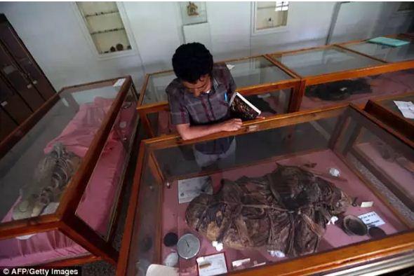 بالصور.. علماء آثار يمنيون يجتهدون للحفاظ على مومياوات نادرة