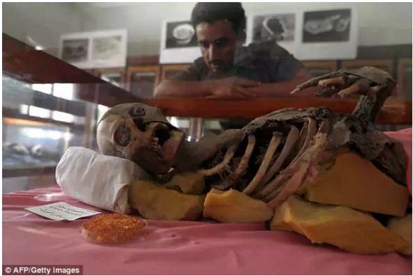 بالصور.. علماء آثار يمنيون يجتهدون للحفاظ على مومياوات نادرة