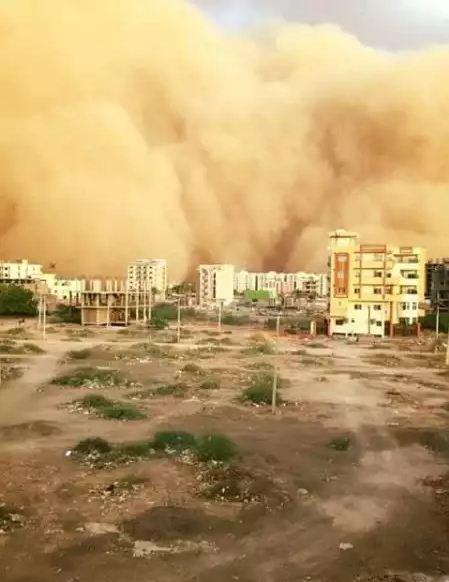 شاهد بالفيديو والصور لعاصفة  (يوم القيامة) في السودان