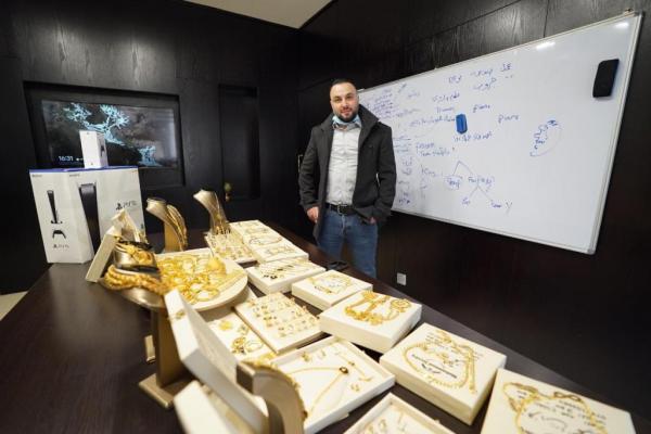 رجل أعمال عربي يوزع الذهب والمجوهرات على موظفيه كمكافئة