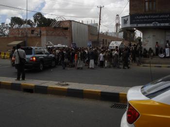 صور تبين الحشود امام السفاره الاماراتيه وهم يحملون الهرااوات وصور الرئيس اليمني